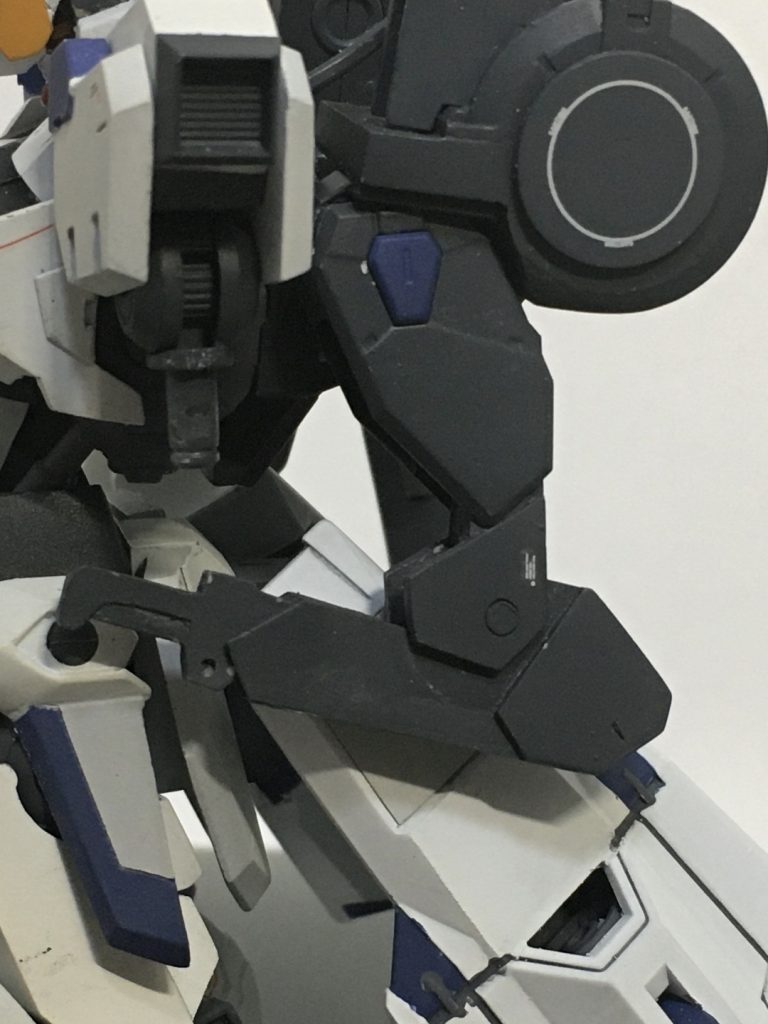 リアクターの下に接近戦用の隠しナイフがあり、展開することで取ることができます。