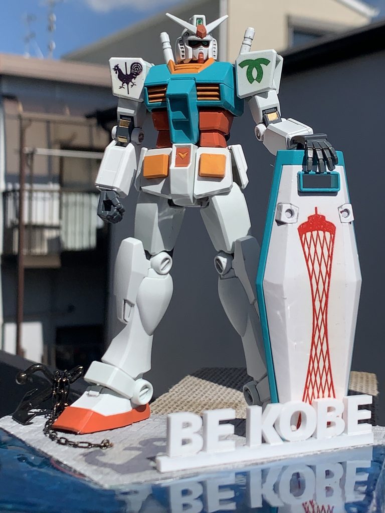 神戸メリケンパークを象徴するいくつかの物をひとつのビネットにまとめたもの。神戸市市章ポートタワーBE KOBEモニュメントメリケンパークの錨模様石畳神戸海洋博物館の有銲錨風見鶏の館の風見鶏そして海!