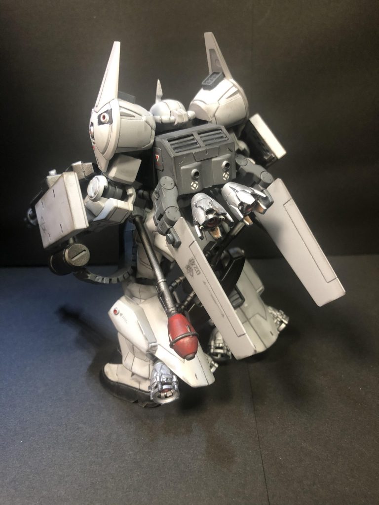 背面です。両腕のシールドガトリングの他に良腰にシュツルムファウストを取り付けました。腰裏にはヒートアックスですね。バーニアは余っていたビルドパーツに交換してあります。