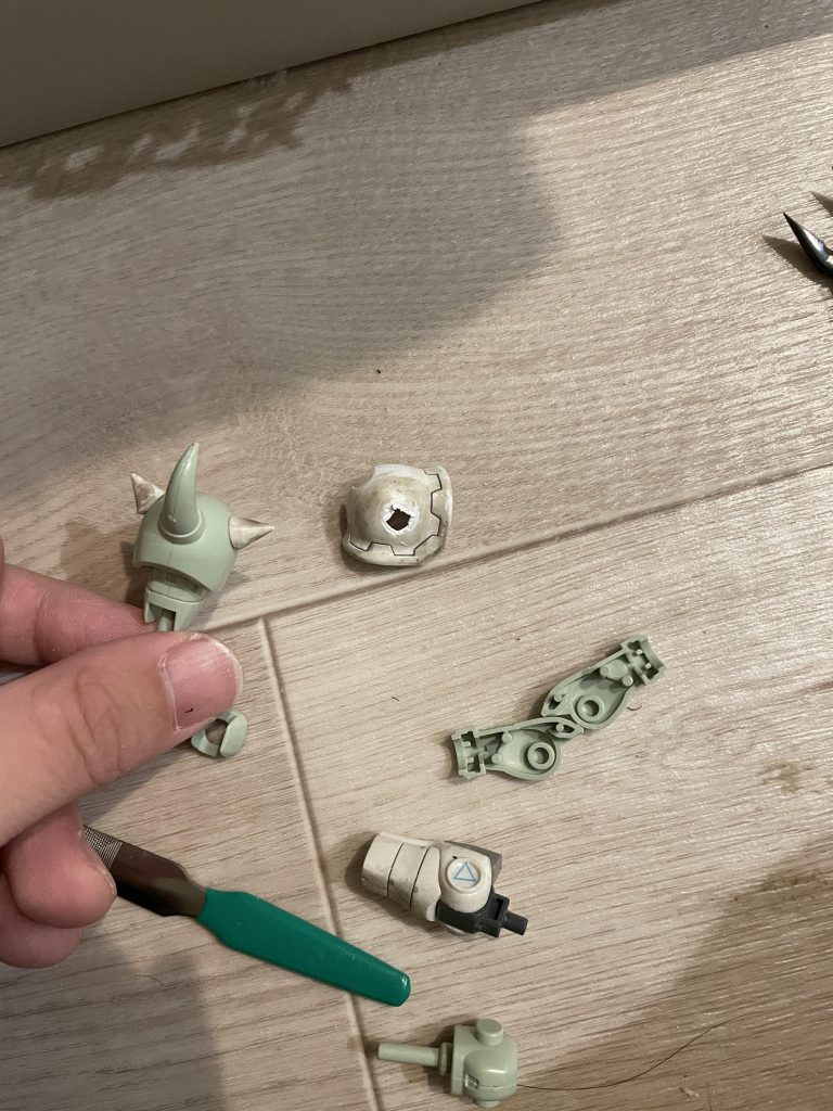 HGのザクからスパイクアーマー移植