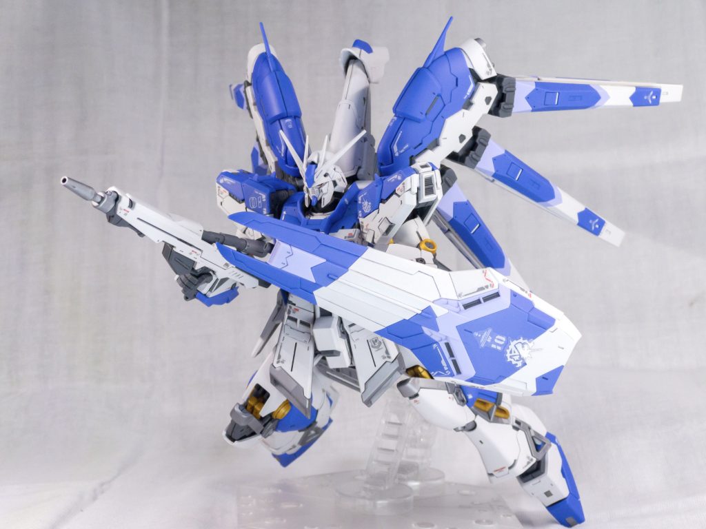 シールドとビームライフルを構えて。