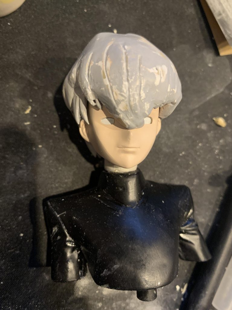 キノコヘアーをエポパテで作成中フェイスラインはシュッとした印象なので若干削り込んでいます。眼が白くて不気味w首回りもエポパテで埋めました。