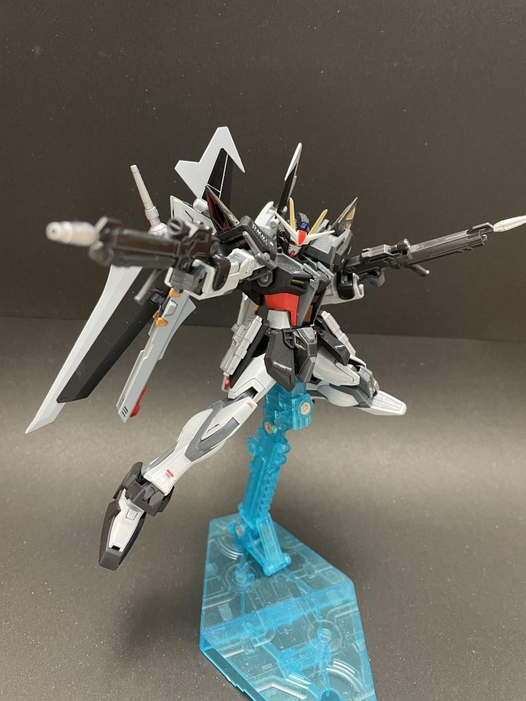 ブルデュエル、ヴェルデバスターにもストライクを使い、ビームライフルが余りまくるので、ノワールの標準装備にしました