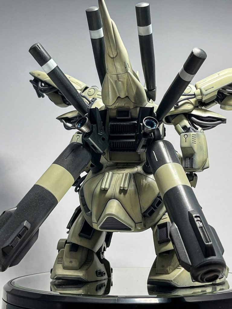 背面から。シュツルムスラスターとヘッドカバーを背中に移植。重心が低いので何とか自立も可能。