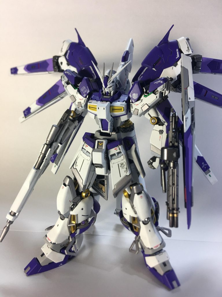 カラーリングはMG Hi-νガンダムver.kaを参考にRG用にアレンジして塗装しました。スマホのカメラでは紫色がキレイに映らず暗めに写っていますが実物はもっとマイルドな色です。ハイパーメガバズーカランチャーの一次受注し損ねた悔しさから何か追加しようと考えてビームガトリングを追加しました。やっぱ似合う!