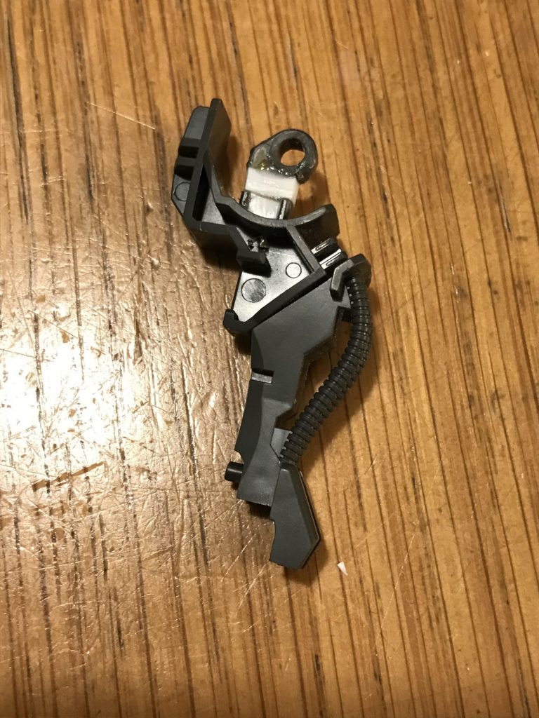 素組した時の第一印象は、「スリッパでかくない?」だったので、スリッパ詰めようかと思ったんですが、やりづらそうだったので、身長伸ばす事にしました。まずは膝関節延長。真鍮線刺して補強してます。手間の割にはあまり効果なし。