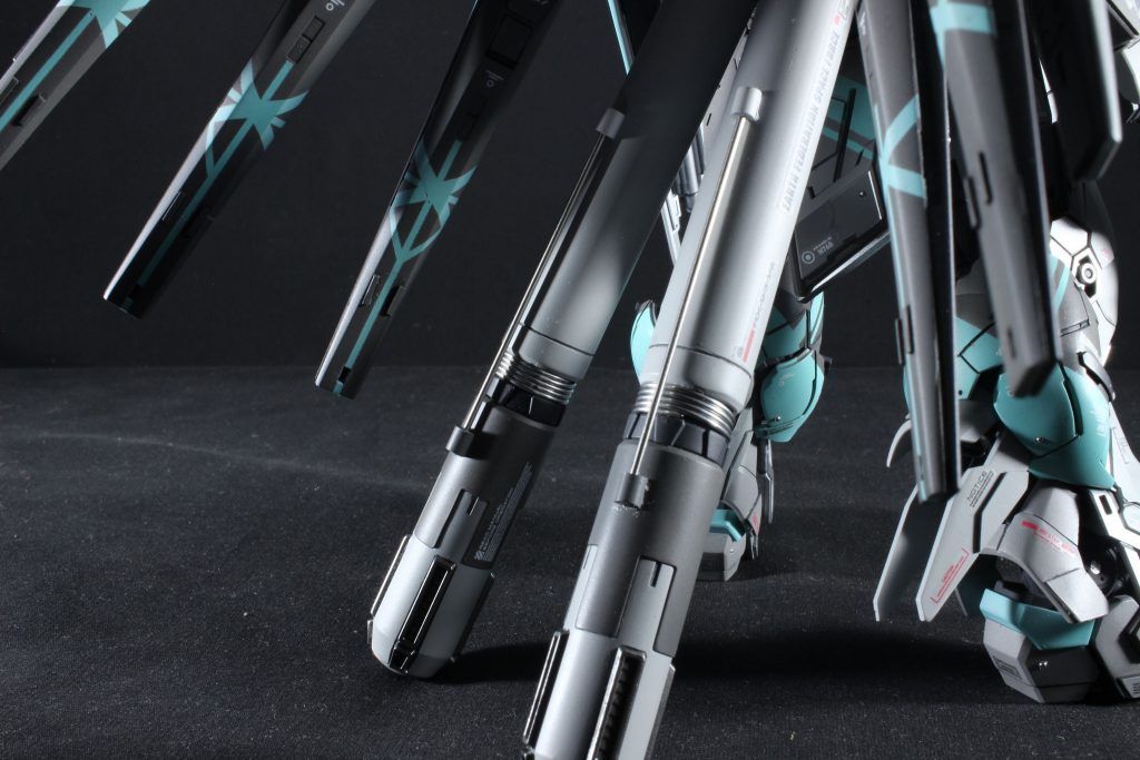 プロペラトタンクはシンプルに、プラ棒に穴空けたものを2つくっつけて1mmステン棒を刺し。グレーパーツには細ハンダ線を巻き付けた簡単ディテール😆