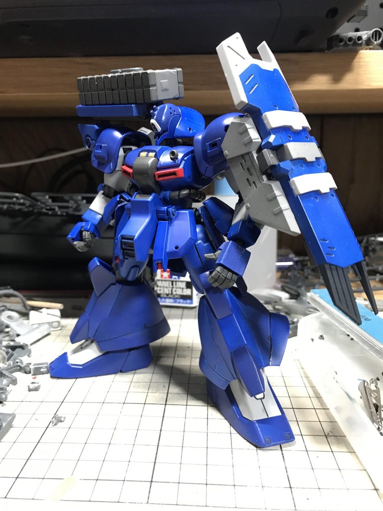 しかし、両肩にあるハズの弾薬庫を片方無くしてシールド化(当時の私がワザとやりました)していたため、そのまんまゼク・アインを組む事は出来ません。なので、なんかそれっぽく似合いそうなウェポンパーツをくっ付けてみました☝🏻 一回組み立てたキットを改めて組み立て直すっとゆう作業を初めてやってみたんですが、これはこれで楽しい経験でした✨しかも、最近あんまり組んだりしていなかった古いキットだったので、それをあれこれ弄り倒すのも良い経験だったと思います😊 最近ガンプラが品薄なんで、定番のキット以外なかなか見かけないじゃないですか💧だったらこうゆう楽しみ方だってあるんだと、自分に言い聞かせながら、また普通に購入出来る日が来るといいなーって思ってます☺️ 少々愚痴みたいになってしまい、すみませんでした😅ではっ!最後までご覧頂きありがとうございました✨