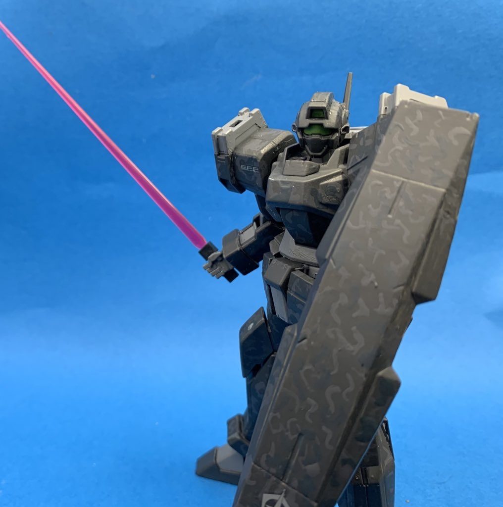 迷彩はグレー、ファントムグレー、濃紺で作ったのですが、濃紺がわからなくて少しミスった感じですね。