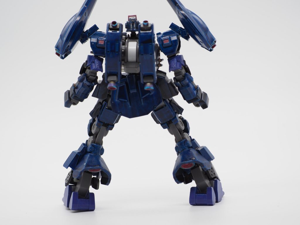 背面からの写真です。無難にディバイダーを背面に、、、とは思ったのですが、レギンレイズのバックパックがカッコよくて、カッコいい！このまま使いたい！と言うことで、色だけ塗ってます。きっとこのリックディアスはエイハブリアクターで動いているはずです。