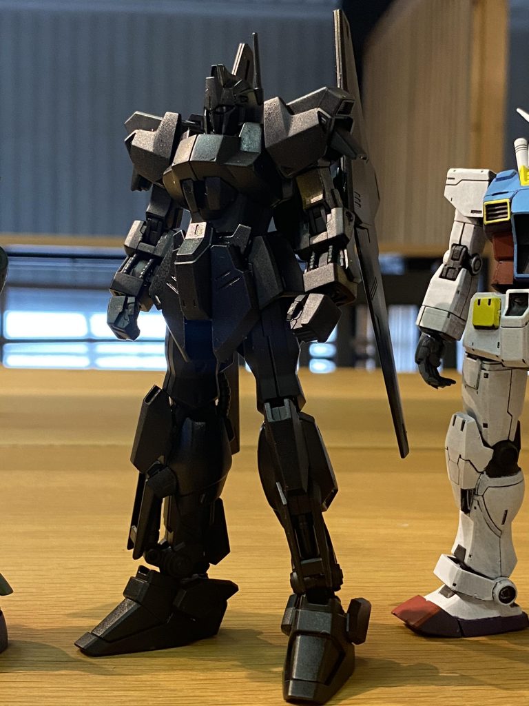 組む前にプライマーと黒のサーフェイサーを吹いてます