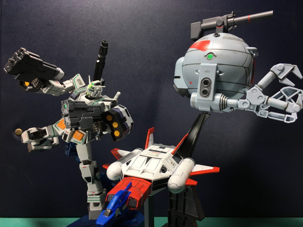 ボール改修型とヘビーガンダム(ロールアウトカラー)、コア・ブースターの共同戦線。どうしてもボールのアーム内側の肉抜きが目立つ… 撮影ではスタンドを使ってますがそのままではスタンドに対応してません。下の穴はウェーブのプラサポを無加工ではめ込めるサイズなので、プラサポをセットして3mm径に対応させて撮影してます。