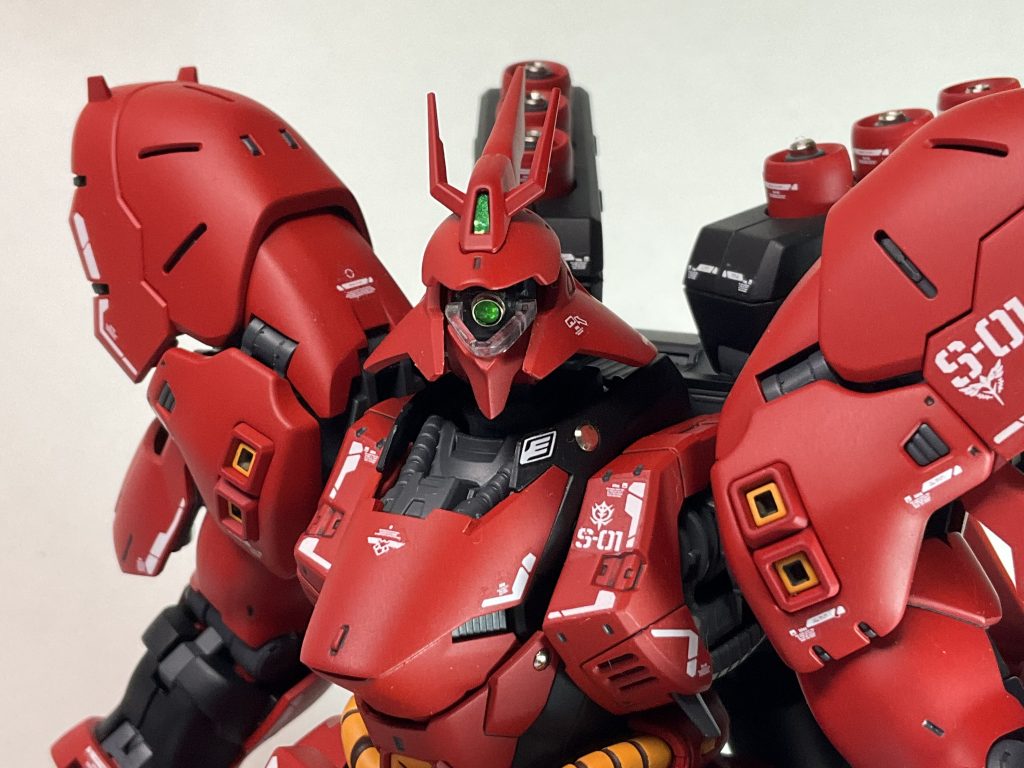 顔面煽りモノアイは変更、そしてセンサーは蛍光バイザーのせいで少し見にくい。ちょっと残念胸元のモールドも変更、気にくわなかったので削ってプラ棒インですこっちの方がいい!