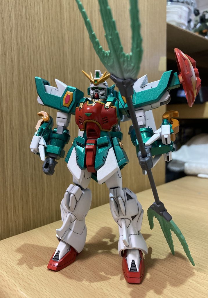 脚が短く感じたのでプラ板で太腿を2mm延長しました。スネの羽根？みたいなのも、小さかったので大きくしてみました。右腕はポリキャップがクタクタでプラプラですwドラゴンファングにはバーニア追加。
