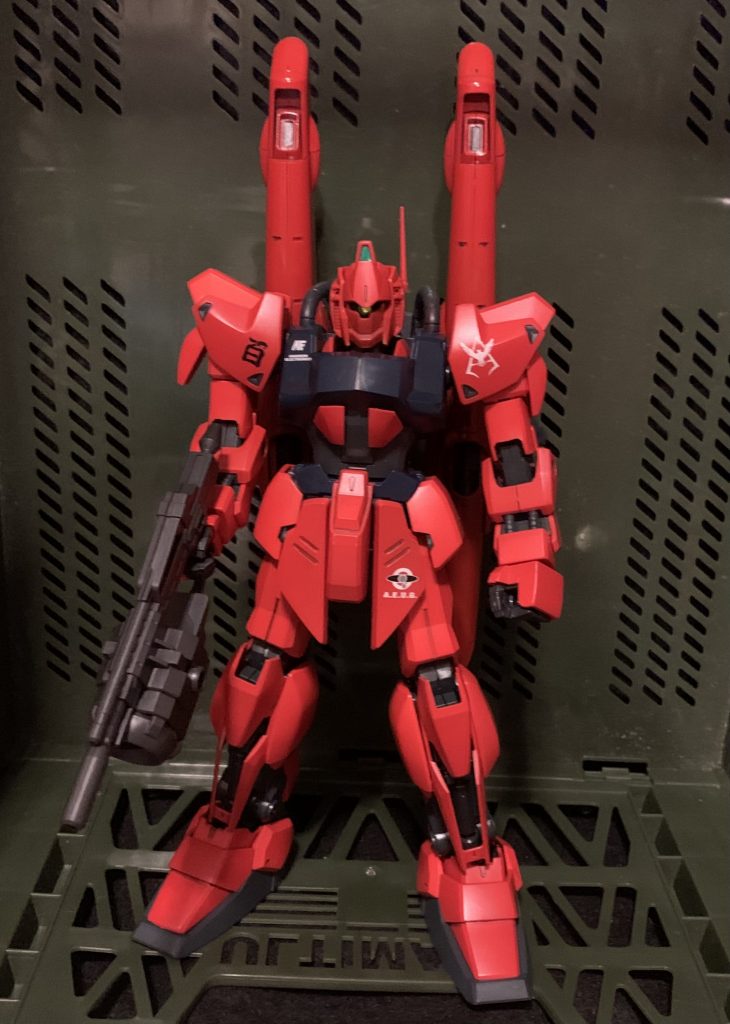 正面より。デカールは控えめに、シャアのパーソナルマークと、エゥーゴマーク、アナハイムマーク等を選んではりつけました。