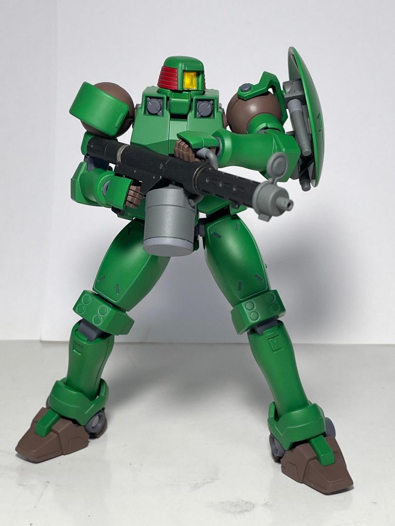 マシンガンを構えて。頭部は回転できるように手を加えてあります。