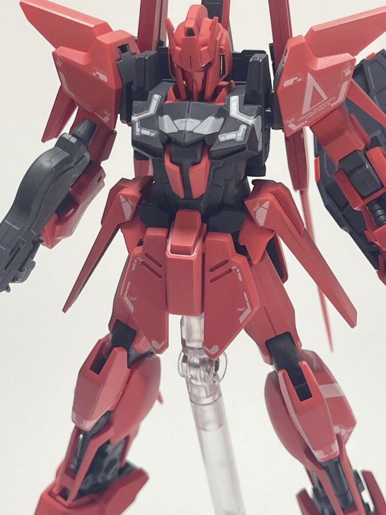 カラーレシピ一応載せておきます。レッド:キャラクターレッド（85%）+ライトグレー（15%）胸部、足など紺色:ロシアンエアクラフトブルーフレーム部:ガイアカラー　ニュートラルグレー2ビームライフル:ガイアカラー　ニュートラルグレー4センサー発光部:ガイアカラー　蛍光グリーン