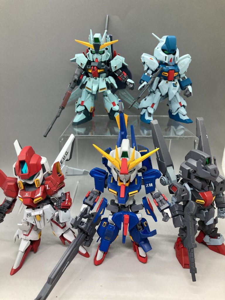 これにて私のΖ計画は完了です。すべては写しきれないのでΖ系の機体の集合写真をパシャリ。ゼットコン告知時に購入できたのがSD CS Ζガンダムしかなかったのがバリエーション展開のきっかけでしたが、SD再現の腕を磨くいいきっかけになりました。