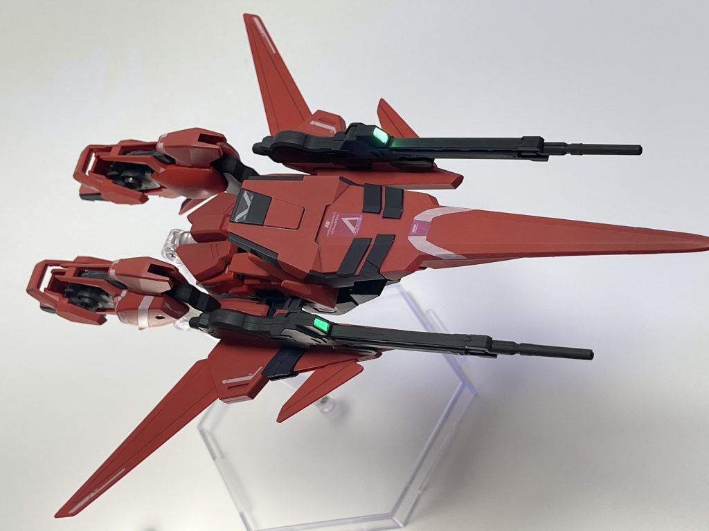 作ってる最中は自分の塗装がヘボいのもあってコレ本当に大丈夫か？という感じでしたが墨入れとマーキングで見違えたので仕上げの工程が特に楽しいキットでした。ゴールドカラーの一号機のほうは発売当時に作っていますのでやりません。