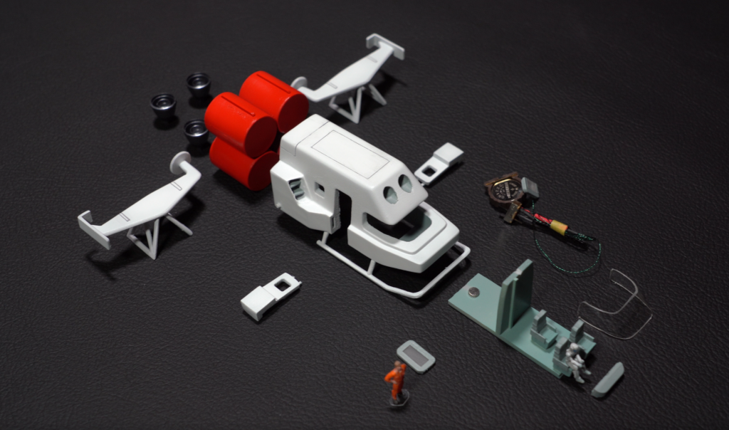 パーツはこんな感じです。複雑な形の本体は3Dプリントで出力しました。それ以外のパーツはプラバン、プラ棒の加工で作成しています。