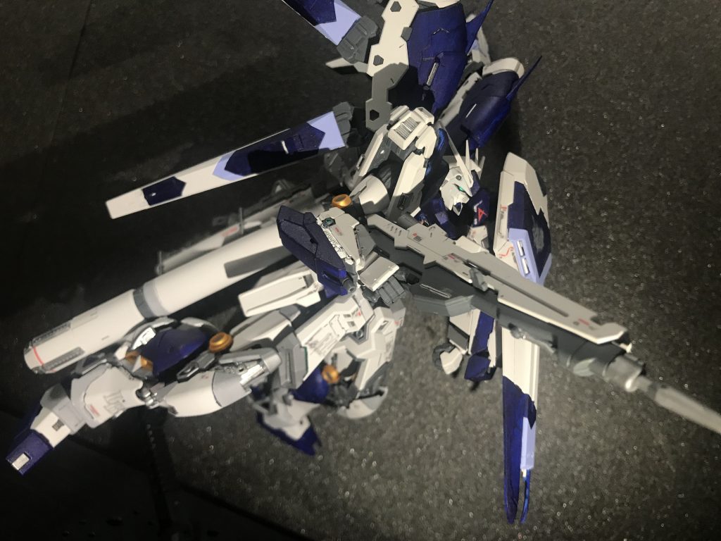 ビームライフルも展開してますあとよく見るとホワイトのところに差し色のグレーが見えたりしますw