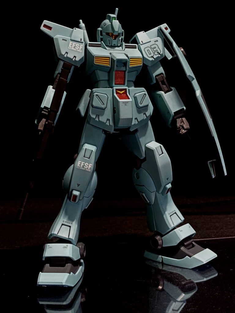 正面ショット。カトキ氏デザインなだけあってカトキ立ちがよく似合ってます。キットの成形色はほぼ白ですが、やっぱ緑ですよねー♪ジムカスタムと言えば不死身の第4小隊のエース達が駆るイメージが強いので、アルファ・A・ベイト機として03号機としました。(勝手にバニング01、モンシア02、ベイト03、アデル04と設定)