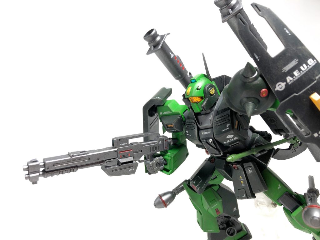 ◆試作型ビームショットライフル◆アルがMS-18Eケンプファーのショットガンをヒントにアナハイムに作成依頼した試作型のビームショットガン。8発のビームショットシェルが入ったマガジンをセットしてポンプアクションで装填する必要がありビームライフルに比べて速射性は格段に落ちるものの、近距離での瞬間火力は凄まじいものがある。が、集弾性は試作型故に難がありスペック通りの威力に満たない事がある。シールドに予備マガジンを2本装備している。これで得た実戦データは後にMSN-04サザビーのビームショットライフルに活かされている。