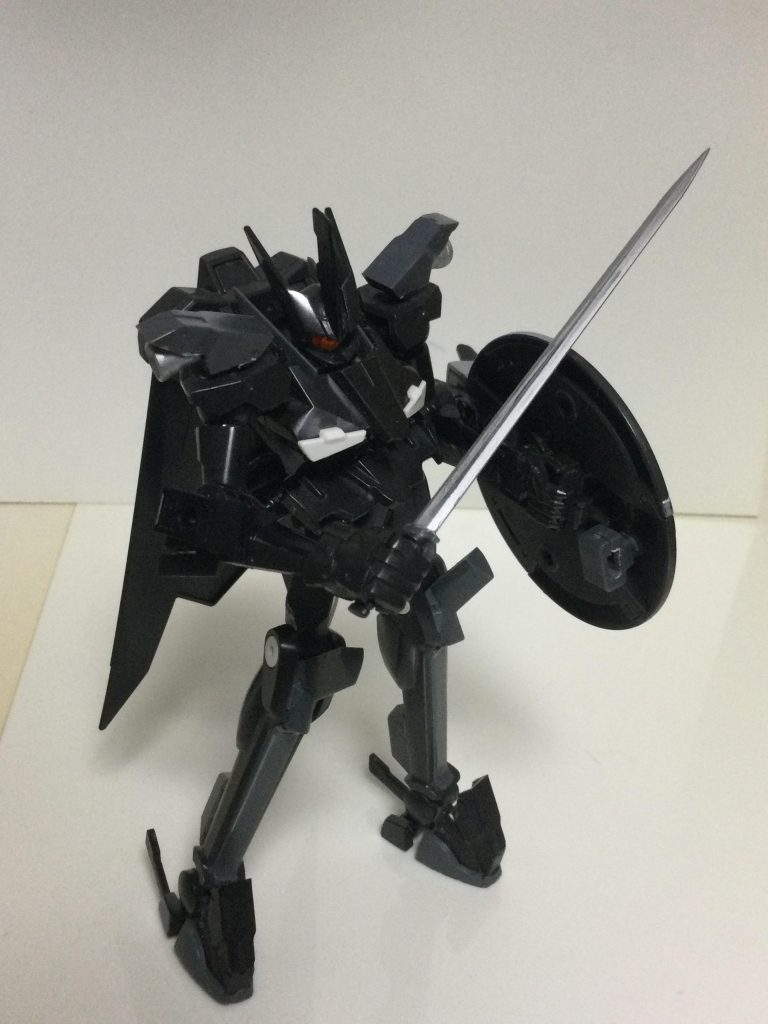 本体完成後に追加武装として作られた剣。盾裏に装備している