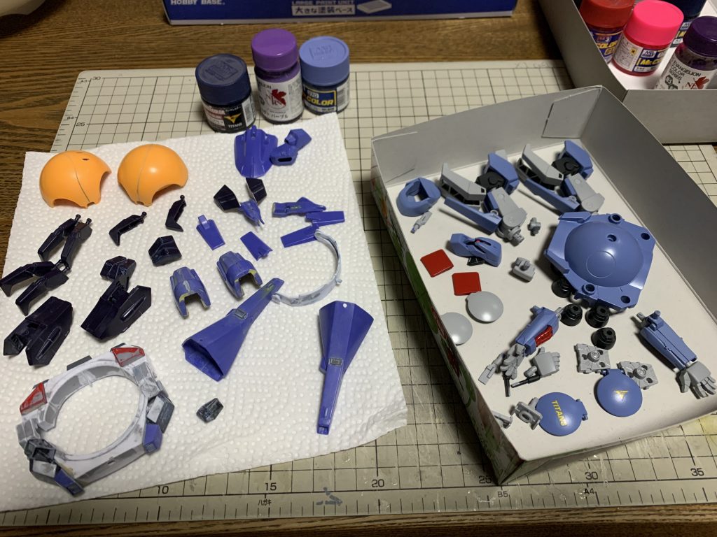 ここからが苦難の時間。。。本来のキットのダークブルー部分の色選びに3回も失敗し迷走状態に。調色出来ない自分なので、既存の塗料で近い色を選び、塗っては落とし塗っては落としの繰り返し💧