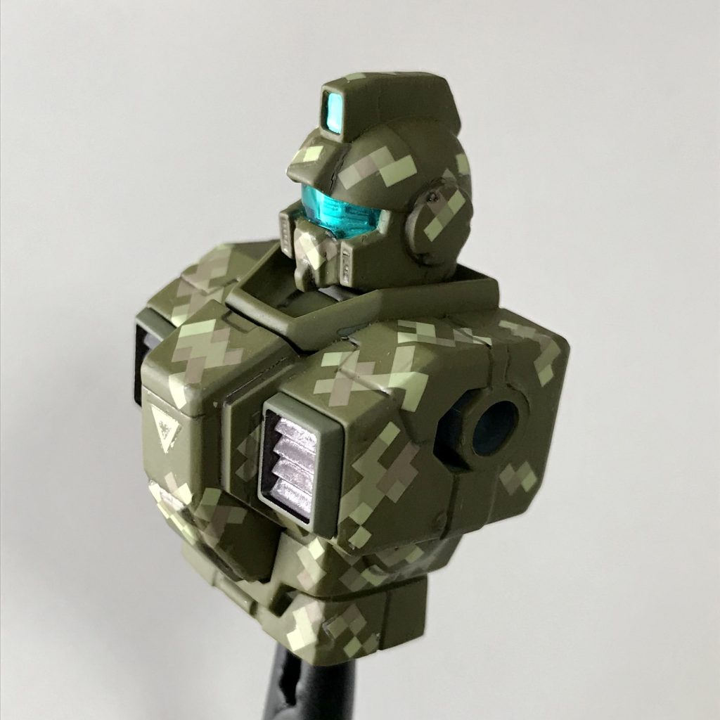 地はアクリジョンのカーキを筆塗りしました。でも、このカーキはとても乗りが悪かったので、途中から、オリーブドラブ2に白を混ぜて近い色を作って塗りました。デカールはハイキューパーツのピクセル迷彩2の森林迷彩です。