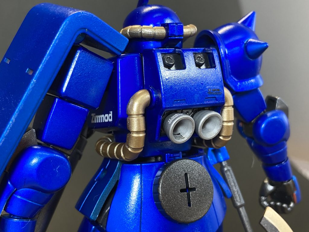 パイプ部分をゴールドにしているのはサザビーをイメージしました。バーニア部分はシルバーで塗り、中をメタリックブルーで塗ろうか悩みましたが今回は保留。