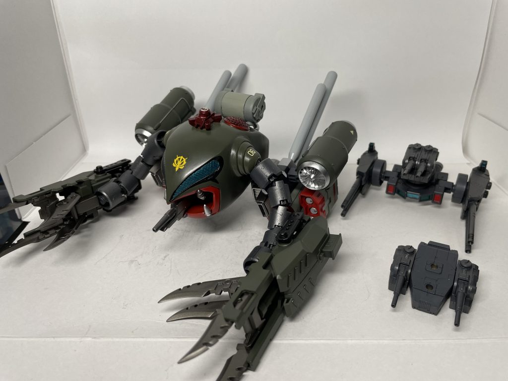 上部砲塔と下部ユニットはどちらも単独で行動可能であり、分離してオールレンジ攻撃も可能に!(ただしその場合は両機ともパイロットが必要なため3名の人員が必要となるデメリットも。)