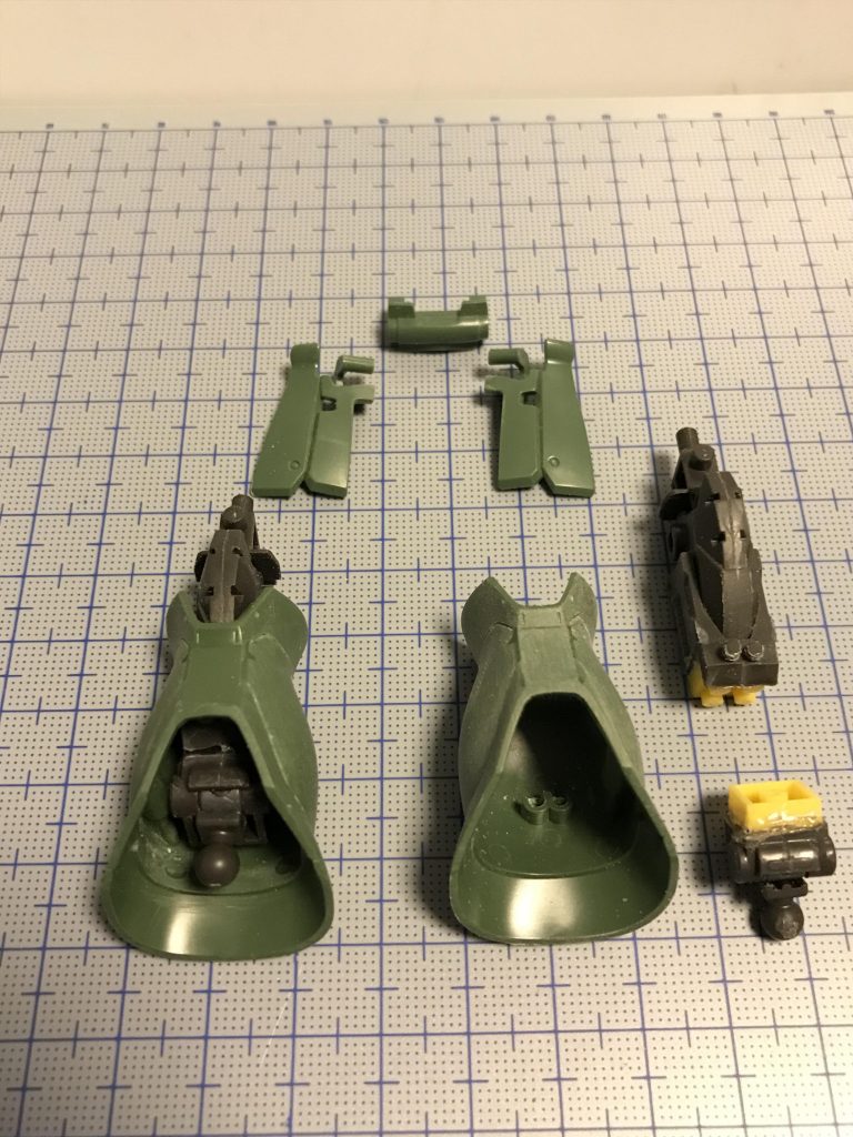 オリジンザクの脚部は合わせ目が目立つ為後ハメ加工しました