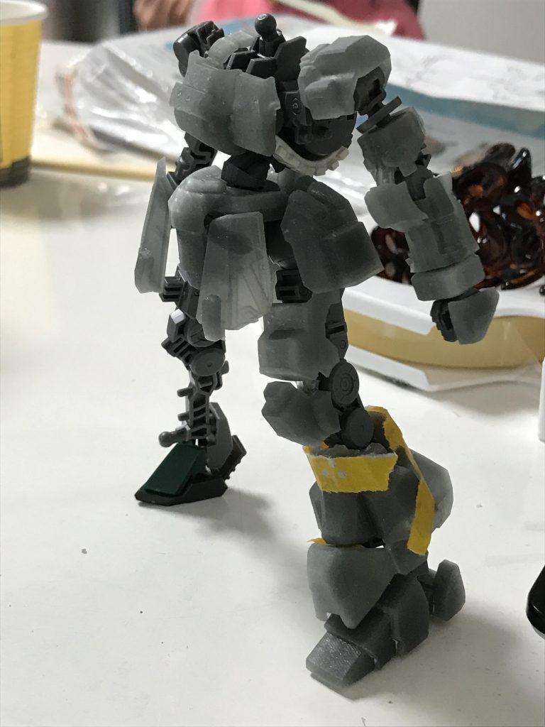 胸パーツはもっとゴツくすべきかと考えましたが、腰の細さが気になりまして、控えめにしています。この段階だと、まだ肩のパーツが小さいのですが、ディバイダーをつける関係で巨大化しています。シルエット的にはAラインと言いますか、ボディにベクトルが集中するのが好みですが、リックディアスがそう言うデザインではないので、こだわらなくてもいいかな？と思いました。腕のパーツは無理矢理はめているので、実は割れています。クリアランスを変更して、再度出力しています。