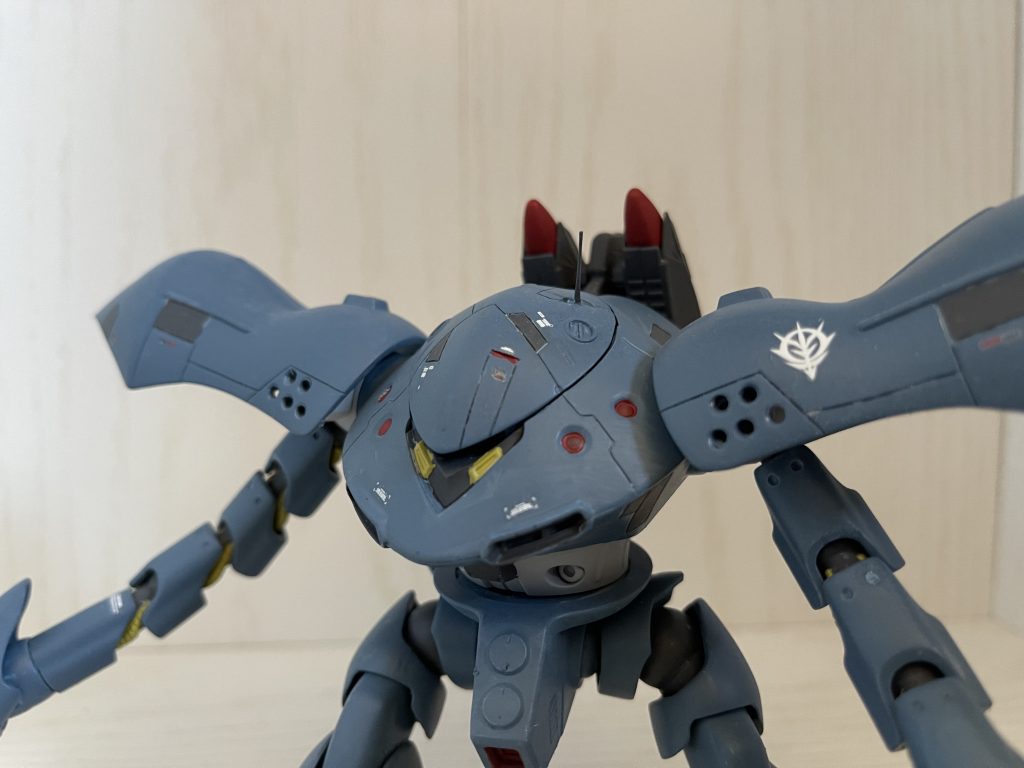 アップ頭部を分割して中にLEDを仕込めるようになってます。