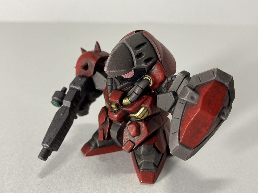 腕がまっすぐだったので、肘で切り離し角度を変えて接着。足もつま先が前方にまっすぐだったので、これも切り離してつま先が外を向くように接着しました。