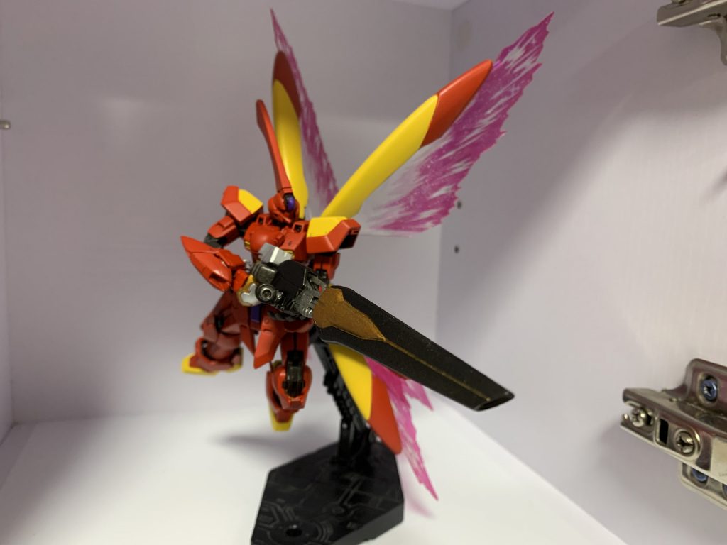 一応構えることできますが、不自然な格好です