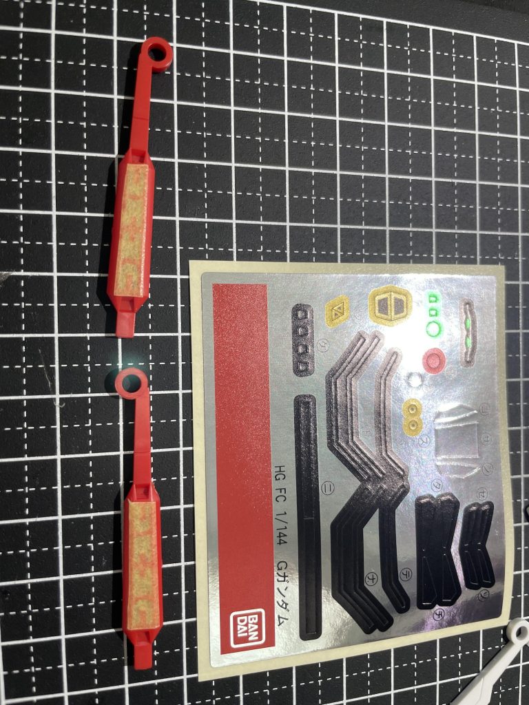 肉抜き部分をマスキングテープで型取りしました。付属デカールの赤い部分を使用し肉抜き部分を埋めました。とても手軽にできる処理だと思います。デカールに赤色で、これだけの余白があるので、肉抜き部分を処理するための物ではないか？と思ってしまいます。