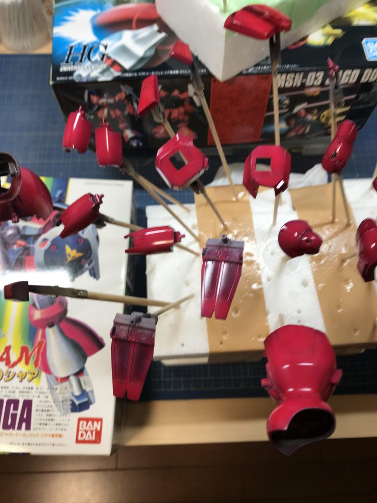 色ノ源は透過性がある塗料なので、こげ茶下地にそのまま塗装しても下地が透けて発色しません。ハイライトを入れるのは発色させるためです。この塗装はプロモデラーのマイスター関田さんの方法を参考にしています。