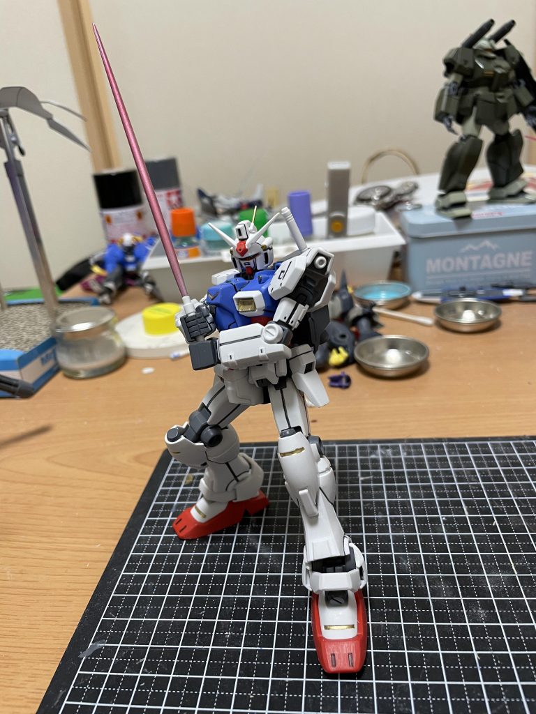 奪われた2号機に対峙してビームサーベルを構えるシーンを…