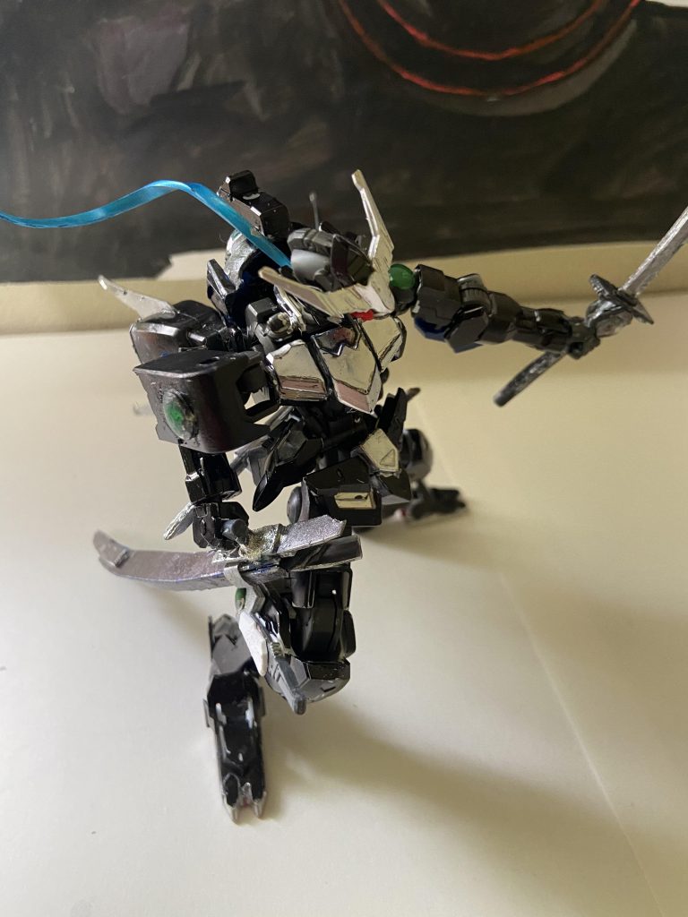 機体各所にコンデンサーを取り付けており背部には太陽炉とスラスターを取り付け機動力の確保がら行われている、太陽炉は0ガンダムのものスラスターはスローターダガーから拝借して取り付けています、配色は黒と銀色これはダブルオーの近接特化機体スサノオ系列を意識している。