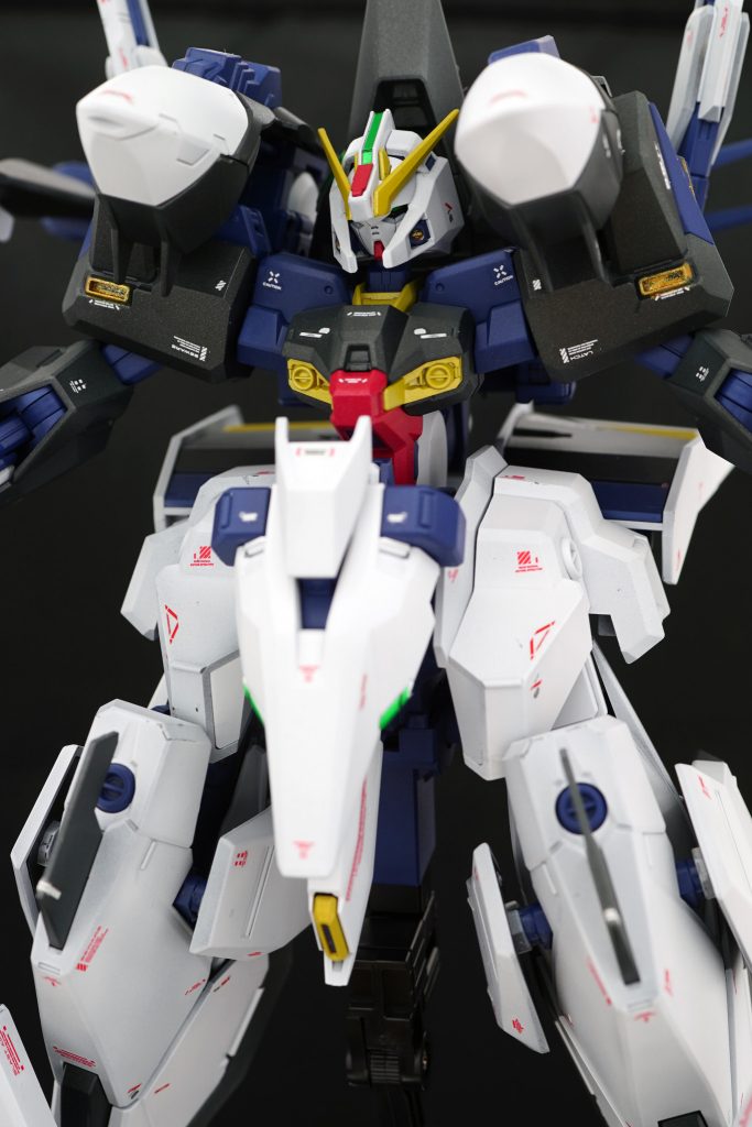 背景を黒にするだけで印象が変わりますねデカールはペタペタと水転写のサードパーティのものを使用しています。カトキ先生 いわゆるVer.Kaをイメージしながら意図的に多めにデカールは使用しました