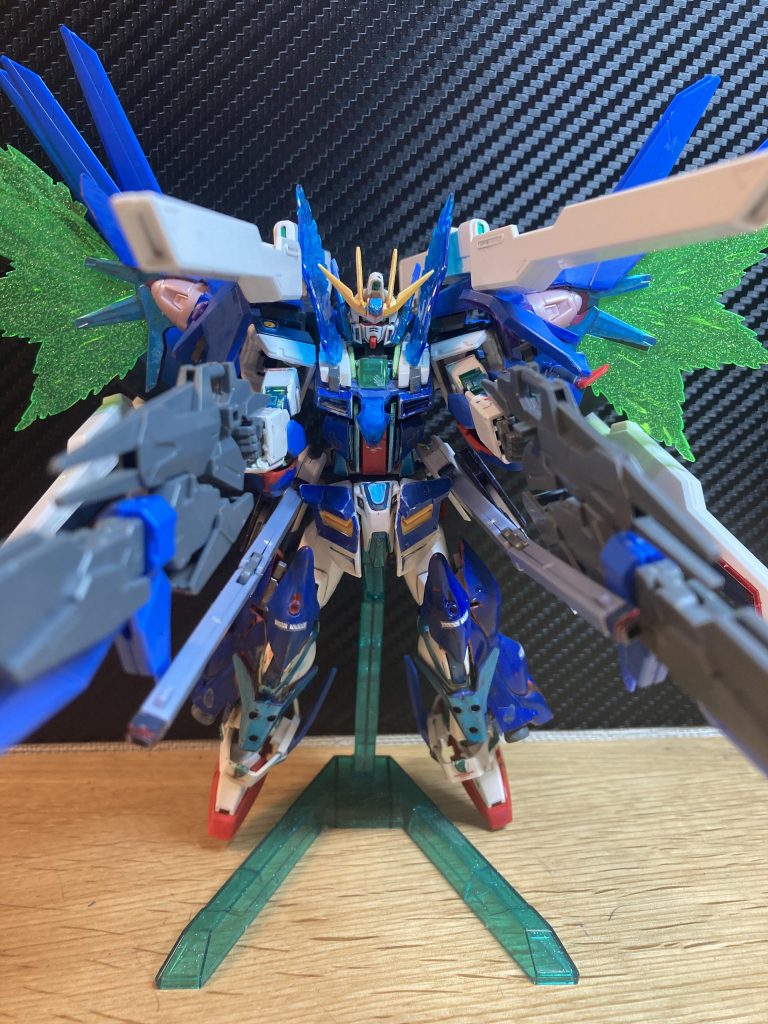 フリーダムのハイマットモードを昇華させた必殺技。「ハイパーハイマット」。ツインドライブによって圧倒的な火力を生み出すことができる。