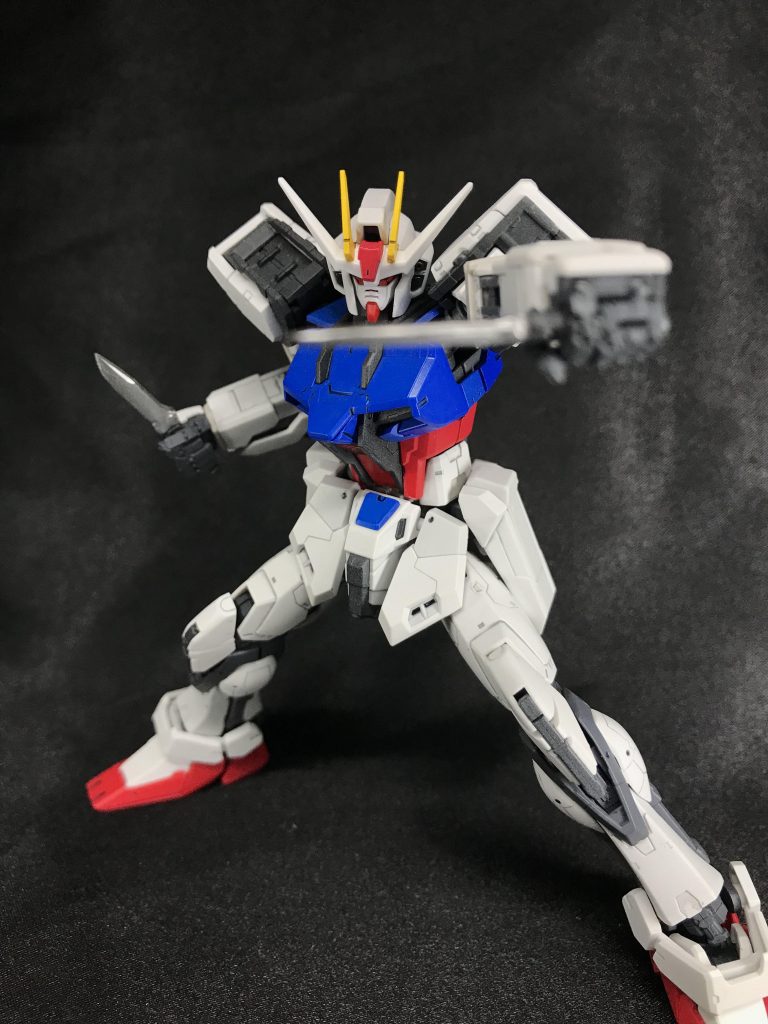 アーマーシュナイダーは欠品してますので、HGのを持たせて例のポーズ！ 素のストライクなら是非取らせたいポージングですね😊