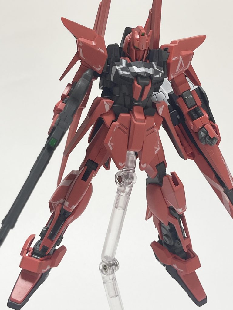 キットそのものはストレートに組んでます。ウィングとかほんの少しヤスって丸みをとった程度墨入れはクドくならないようにダークグレーで薄めに細く入れて、エッジもブラウンで多少擦って立体感を出し、情報量を気持ちばかりアップさせたんですが、写真だとつぶれちゃって分かりませんね。実物はちょうどいい感じに薄化粧です（）グレー、紫紺部にはブラウンで墨入れしてます。グレーにブラウンでやるの好きなんです（往年のGFF的なね）