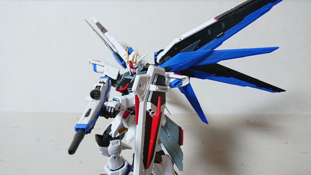 ビームライフルを構えて。