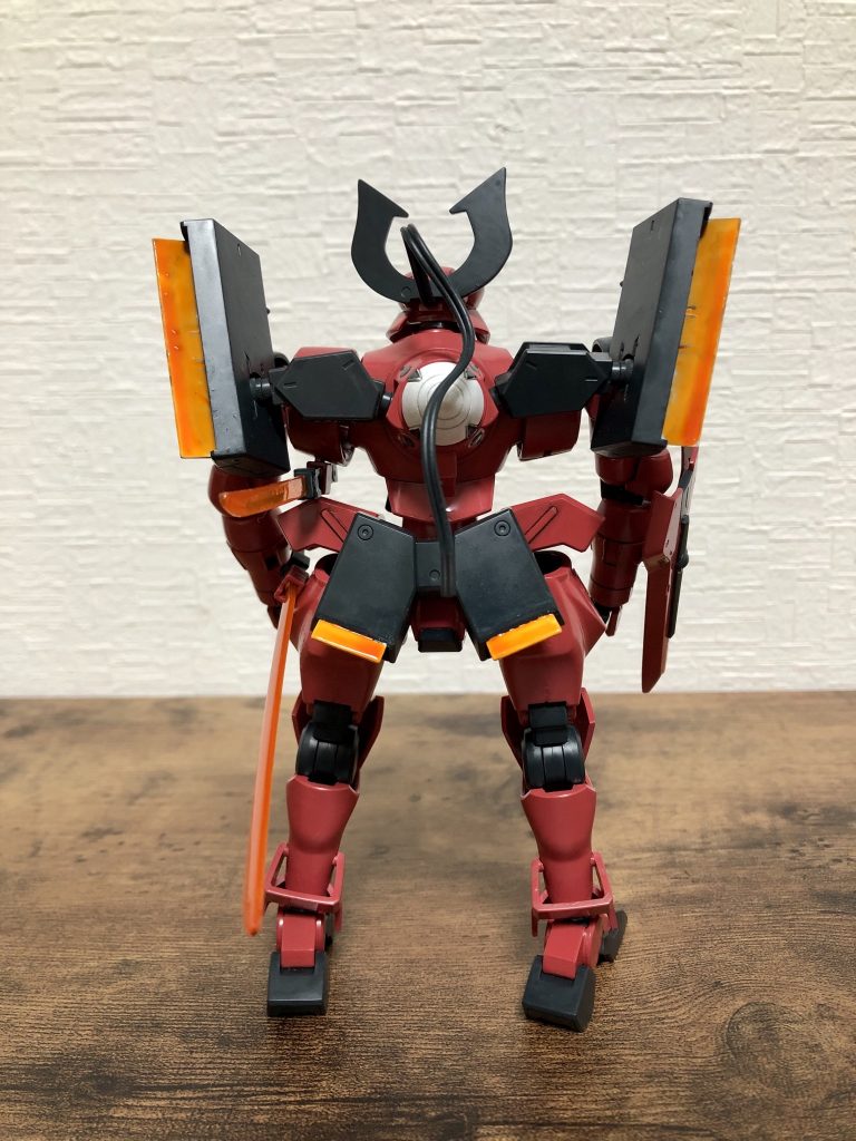 （背面） 　スラスターは元がグレーのため、ホワイトの下地を塗ってから、クリアオレンジで塗装。色ムラ・気泡がひどいけど、これはこれでいい味出してるじゃんか（ポジティブに考えないとやってられない）