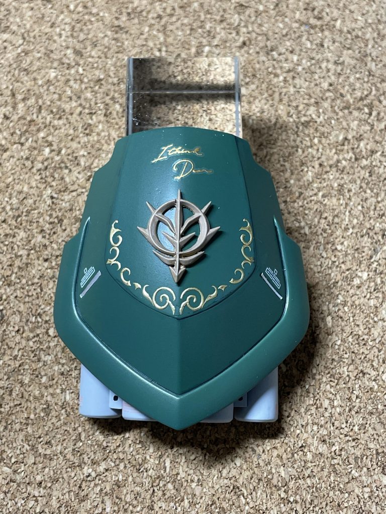 お尻の亀甲羅にはジオンの紋章を配置