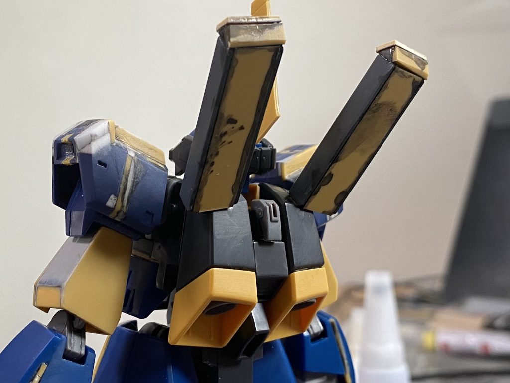 制作過程4バーザムのバックパックに、バーニアアームを2基追加しました。バージムの設定画は正面しか無かったので、判明している情報を拾いながら制作しました。使用キットは「ボールデンアームアームズ」です。