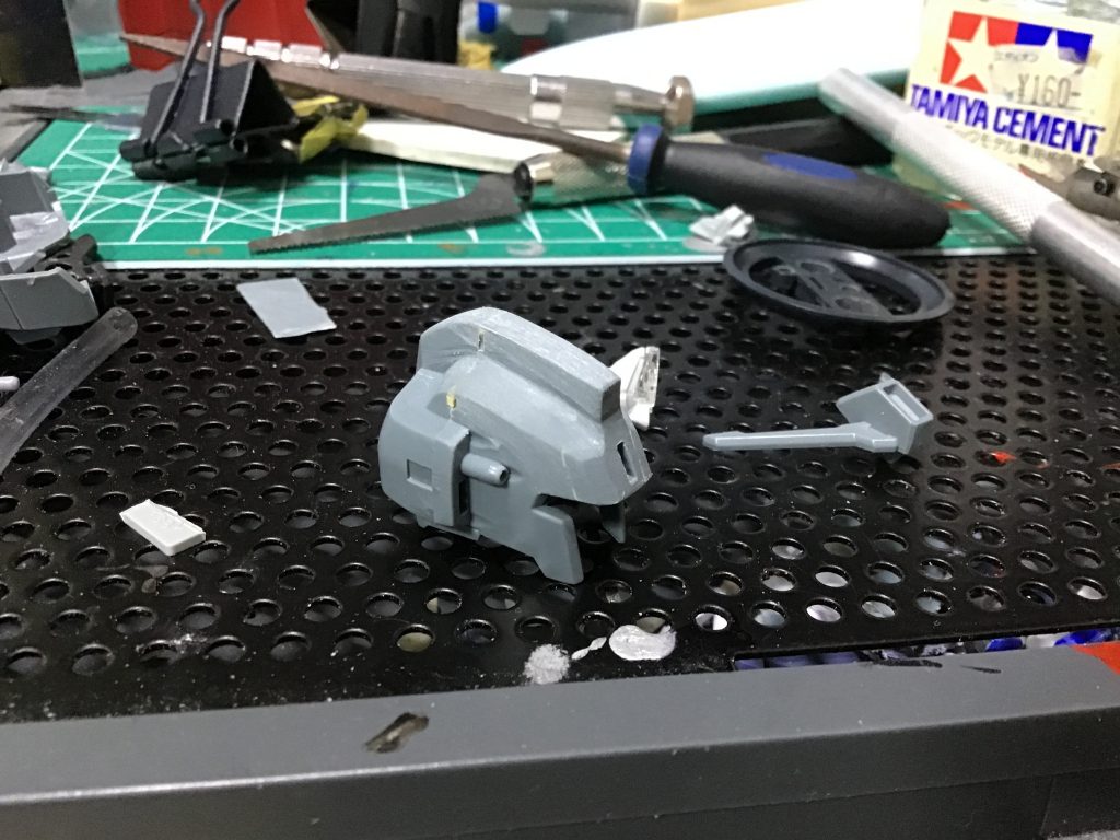 頭はフェイス部分の取り替えの他、上下の幅を詰め、頭頂部が後ろに来る様に形状も弄って、センチネルっぽい形状になる様にしてます。